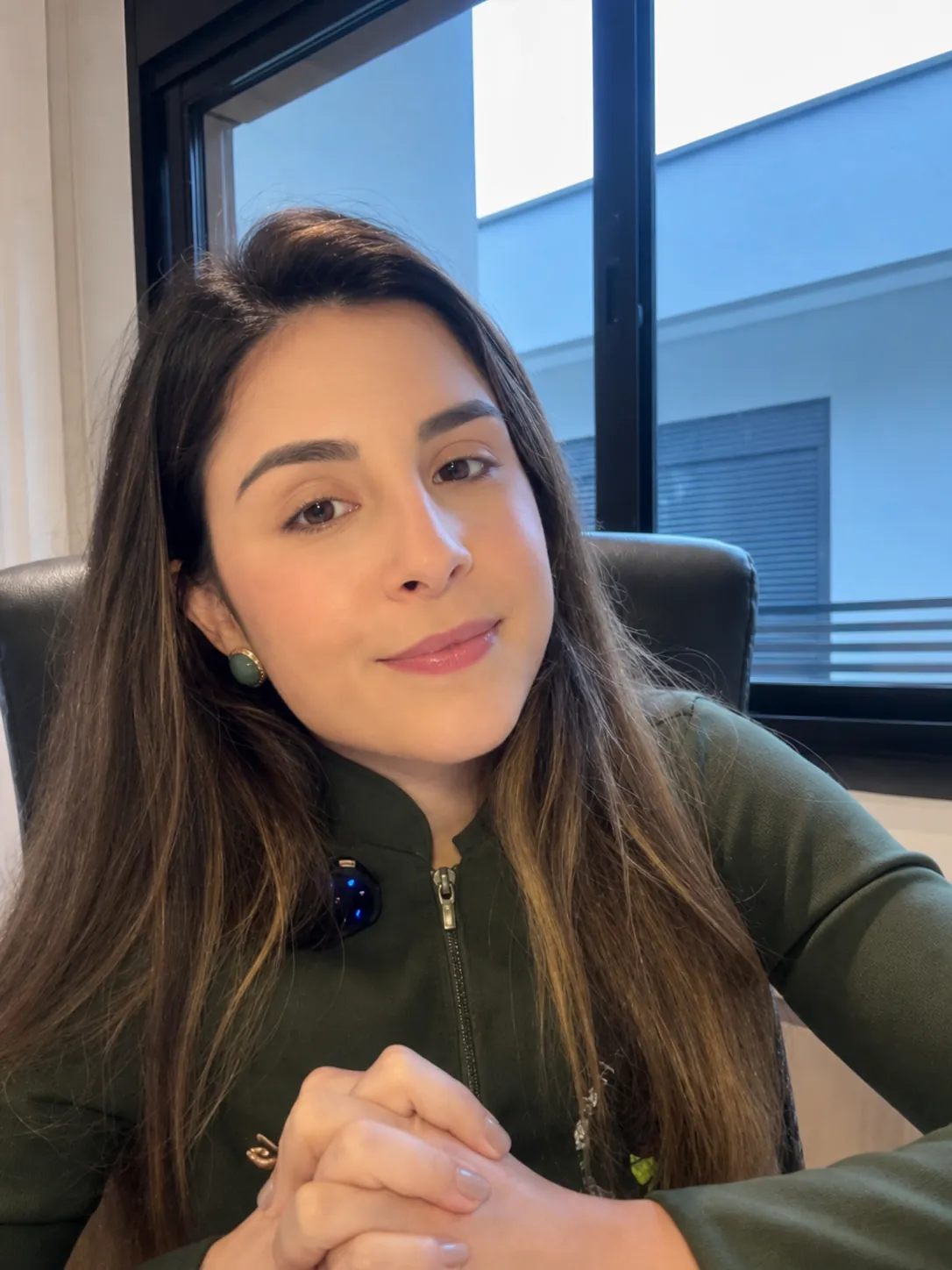 Dra. Amanda com um coelho no colo